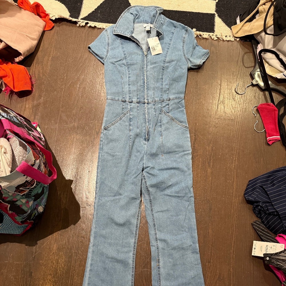 ZIP-UP DENIM SHORT-SLEEVE JUMPSUIT